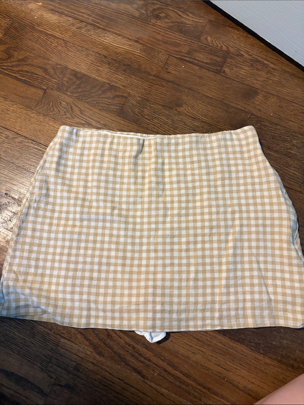 Abercrombie Gingham Mini Skort in Beige and White